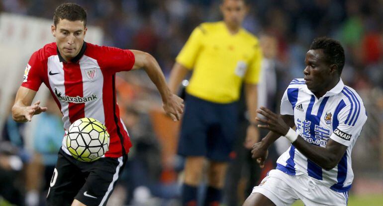 GRA411. SAN SEBASTIÁN, 27/09/2015.- El lateral del Athletic Club De Marcos (i) pelea un balón con el portugués Bruma, de la Real Sociedad, durante el partido de Liga en Primera División disputado esta noche en el estadio de Anoeta, en San Sebastián. EFE/Juan Herrero