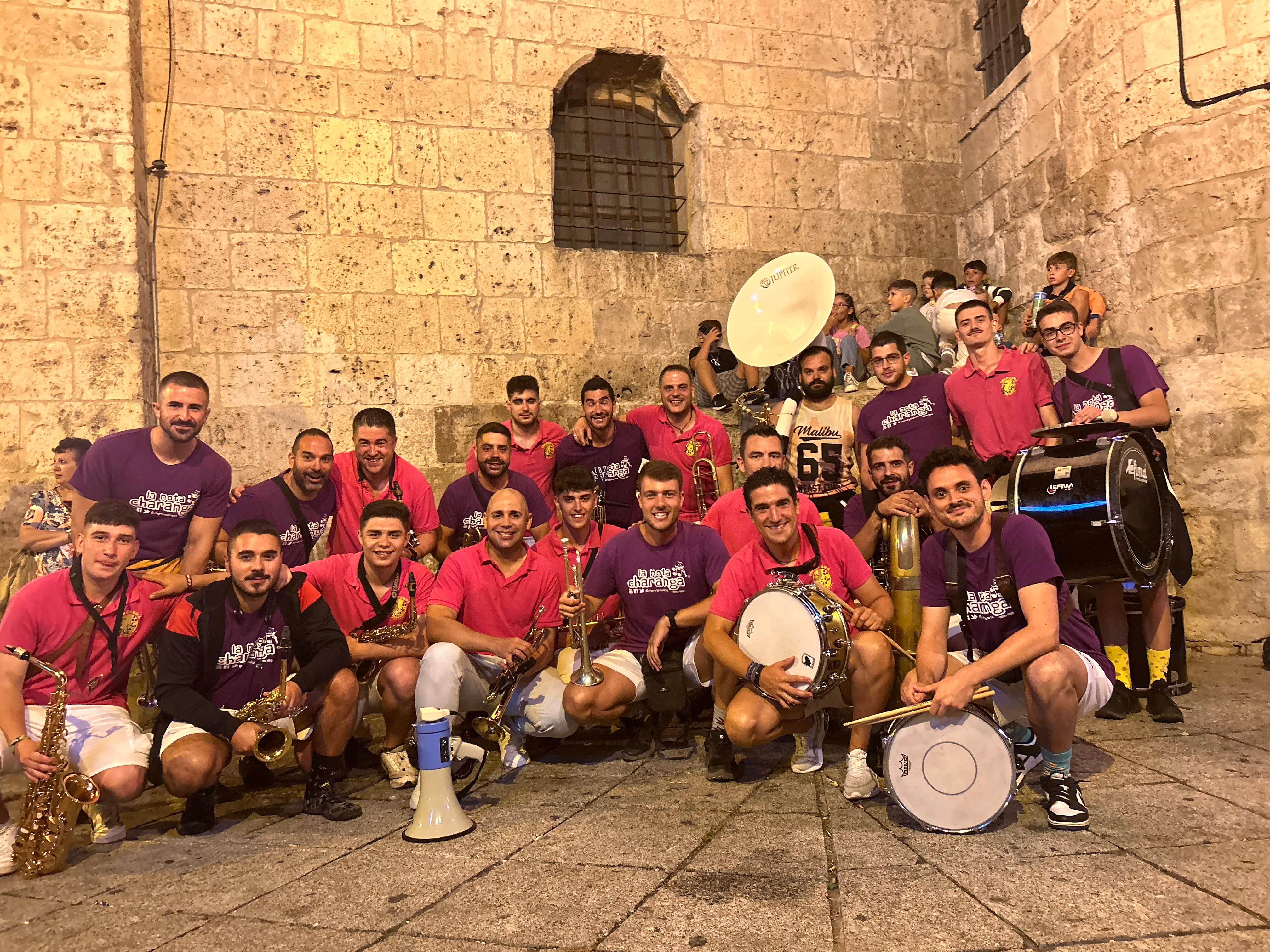 Charangas La Nota y El Relamido, en una foto de familia
