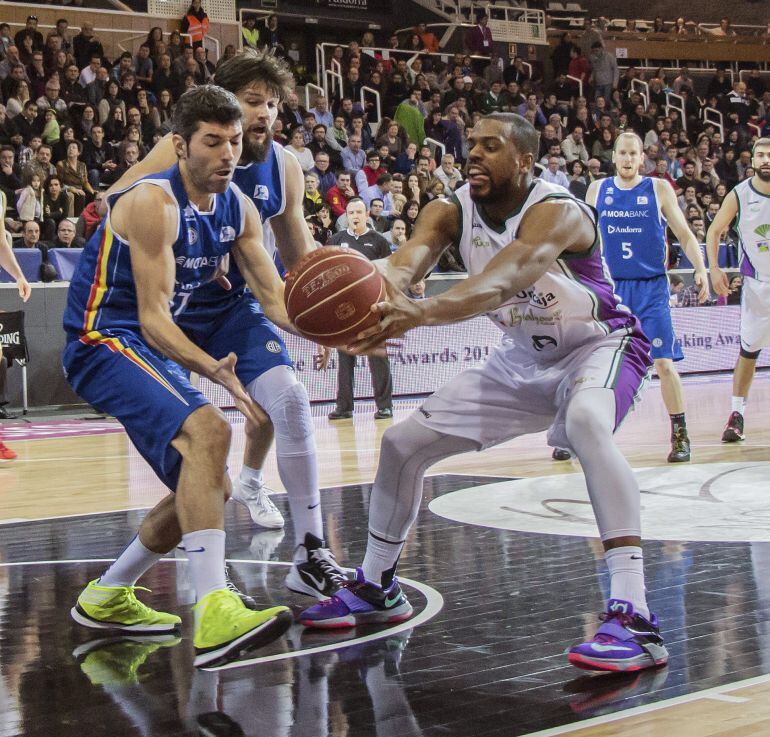Thomas intenta quedarse con el balón ante Bivia