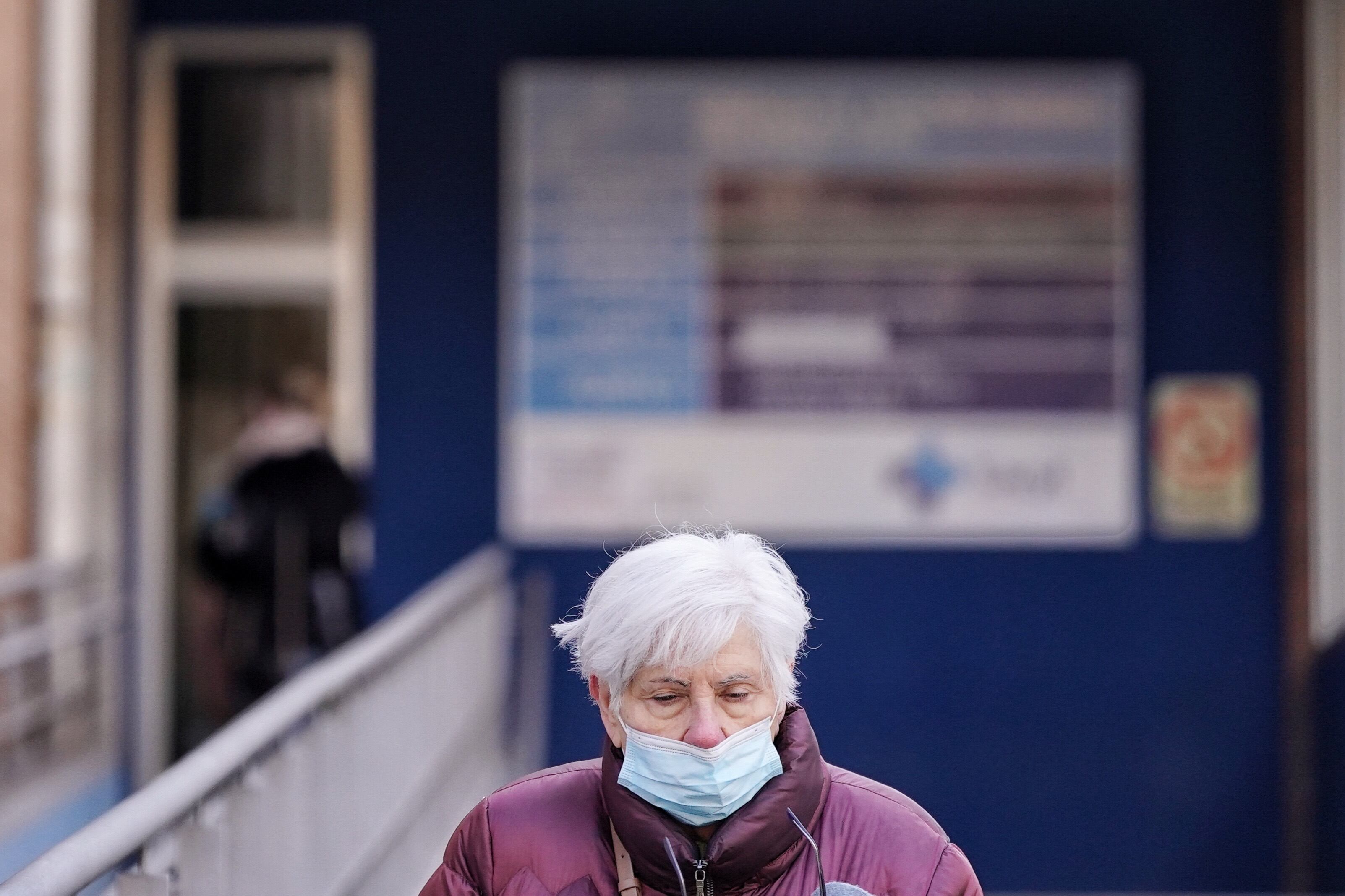 VALLADOLID, 08/01/2024.- Una mujer se dispone a entrar en un centro de salud de Valladolid, este lunes, día en el que las comunidades autónomas sopesan si implantar la mascarilla obligatoria en centros sanitarios ante el pico epidémico de gripe y otros virus sanitarios o recomendar su uso, y lo harán en el marco del Consejo Interterritorial del Sistema Nacional de Salud, convocado por Sanidad, en formato telemático. EFE/Nacho Gallego