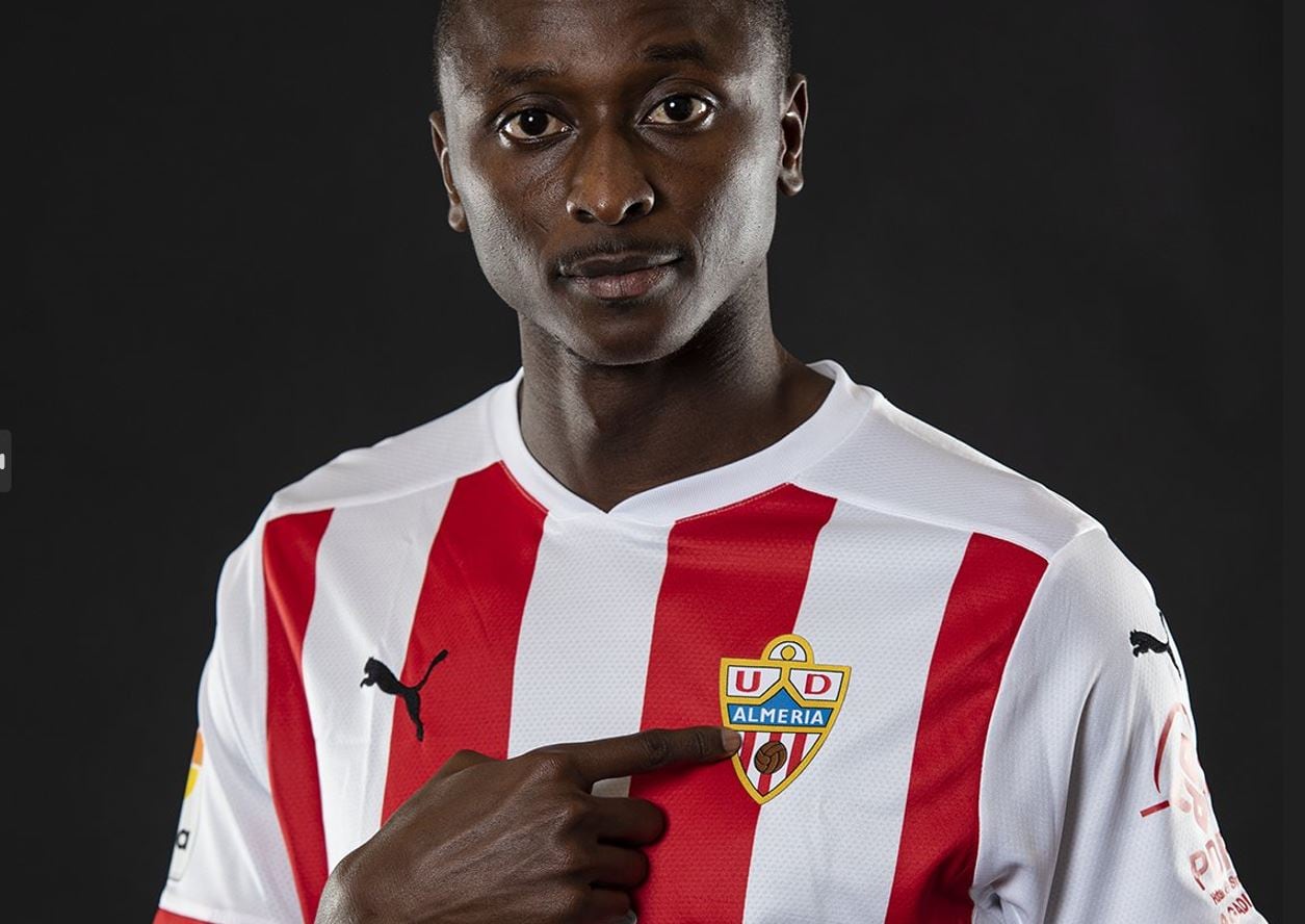 Umar Sadiq señala el escudo del Almería.