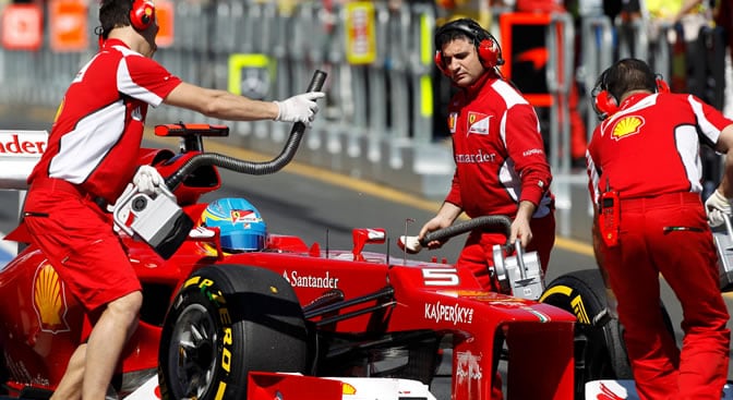 El piloto español de Ferrari, Fernando Alonso, sale de boxes durante el Gran Premio de Australia