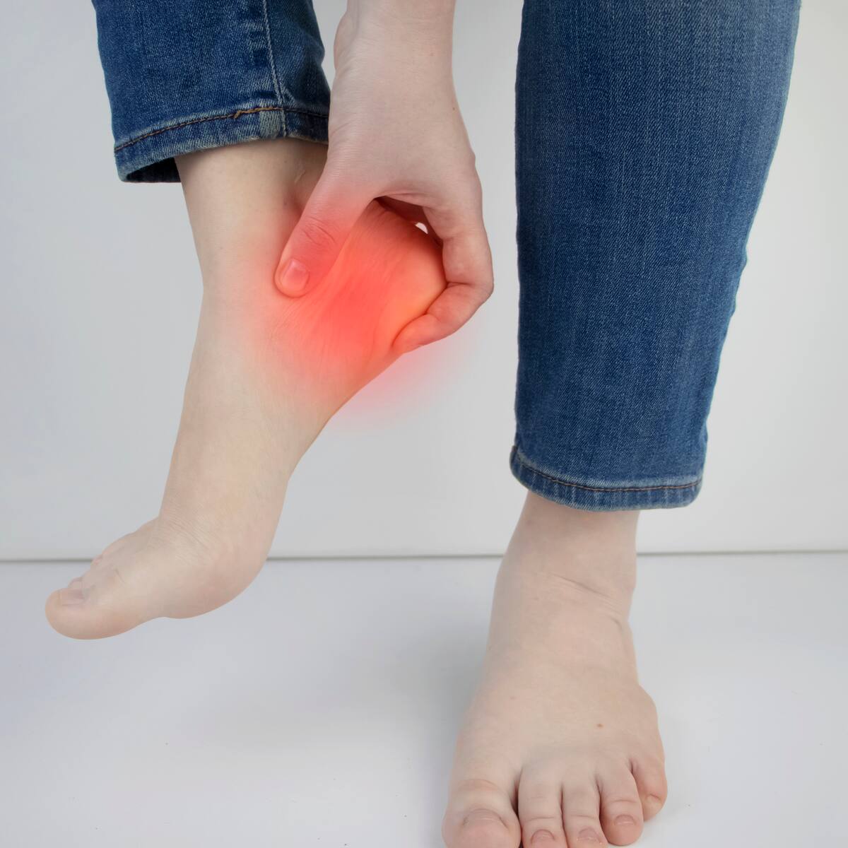 Dolor en los pies al levantarse: así se manifiesta la fascitis plantar