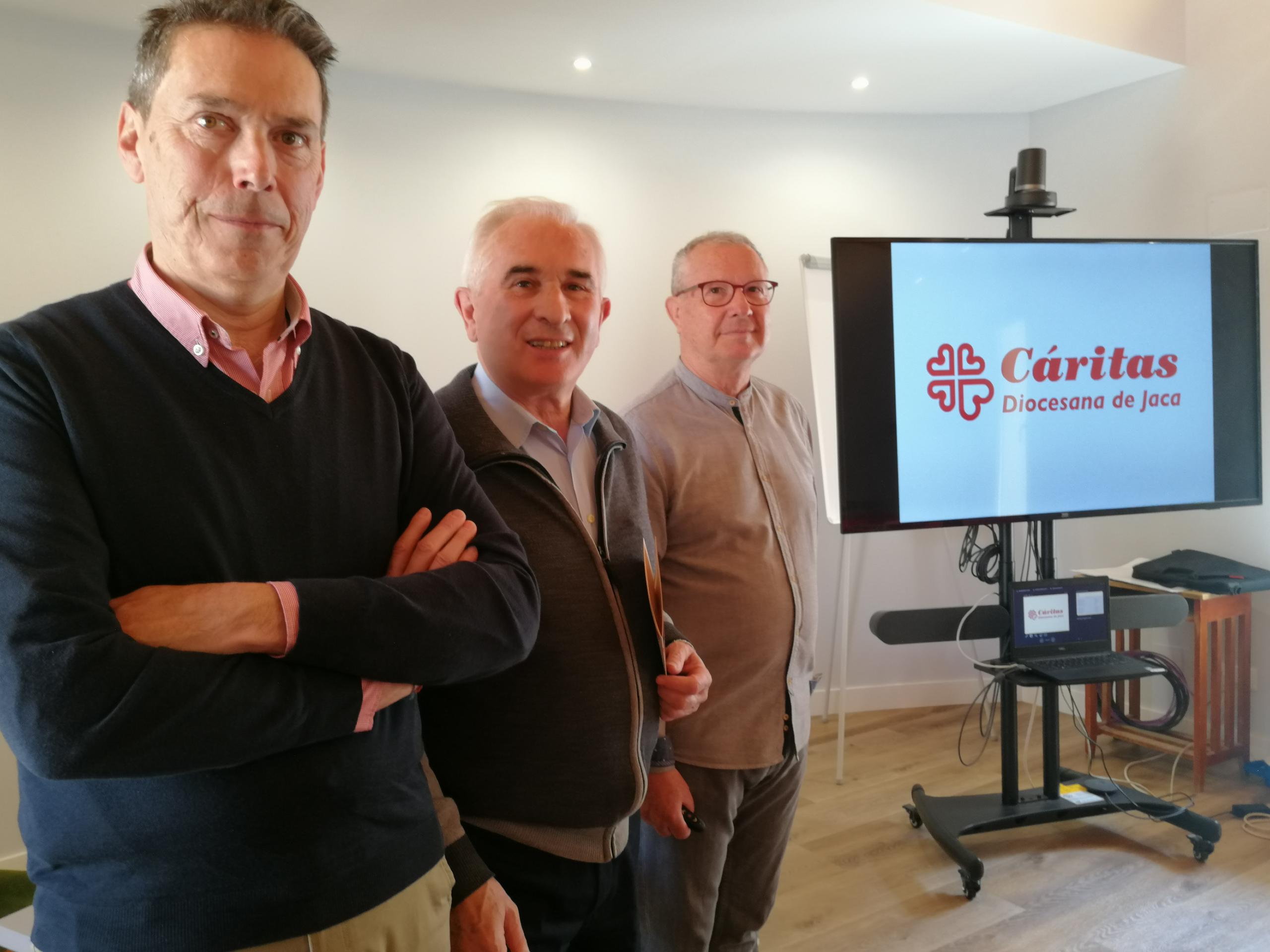 Marcos Lera, Fernando Jodán y Antonio Miñana en la presentación de la Memoria de Cáritas de 2022