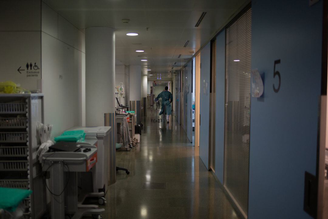 Un sanitario se mueve por uno de los pasillos de la Unidad de Cuidados Intensivos –UCI- del Hospital de la Santa Creu i Sant Pau, integrado en la Red Hospitalaria de Utilización Pública de Catalunya, en Barcelona.
