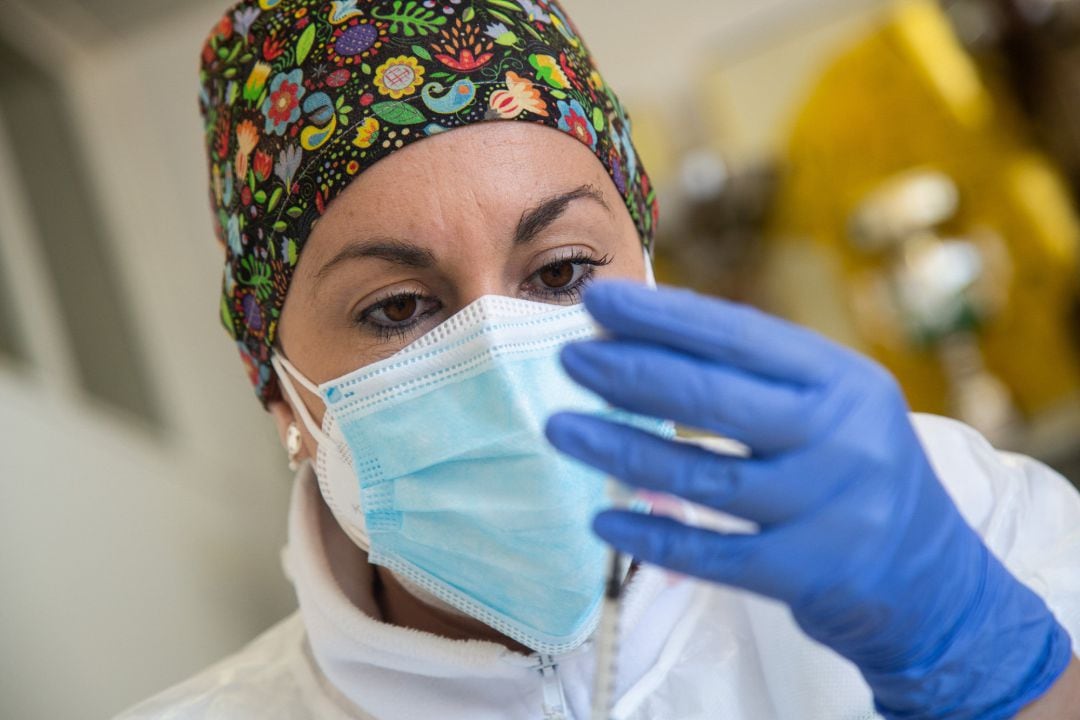 Una sanitaria prepara la vacuna de Pfizer para inyectarla a una persona en el Polideportivo Municipal, en Villafranca De Los Barros, Badajoz, Extremadura.