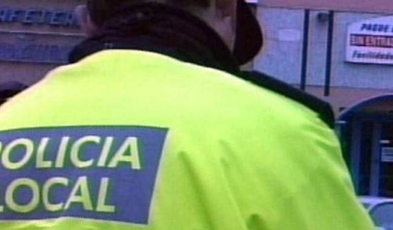 La policía municipal de Pinto participa en la persecución de un coche robado que venía de Villaverde y terminó chocando contra un muro.