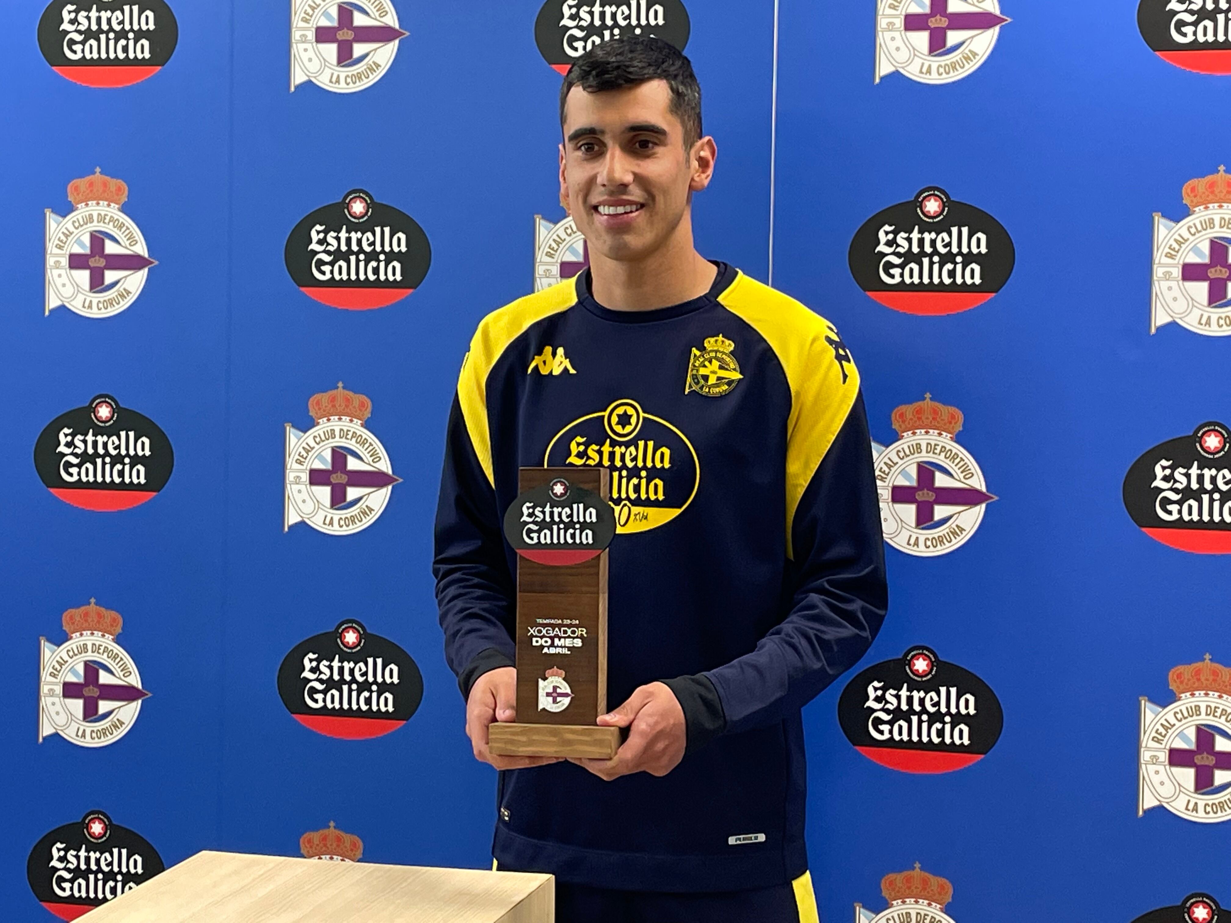 Diego Villares, jugador del Deportivo, recibe el premio al mejor jugador del mes