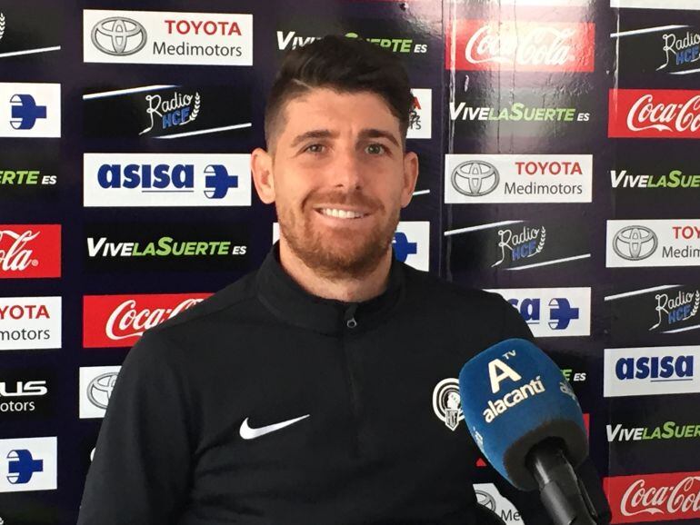 Javi Flores, jugador del Hércules CF, en la sala de prensa de las instalaciones de Fontcalent