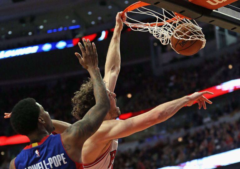 CHICAGO, IL - APRIL 03: Pau Gasol #16 of the Chicago Bulls dunks the ball with seconds to go over Kentavious Caldwell-Pope #5 of the Detroit Pistons on his way to a game-high 26 points and his 50th double-double of the season at the United Center on April