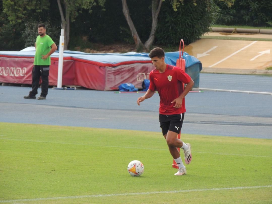 Javi Robles en el entrenamiento con el primer equipo.