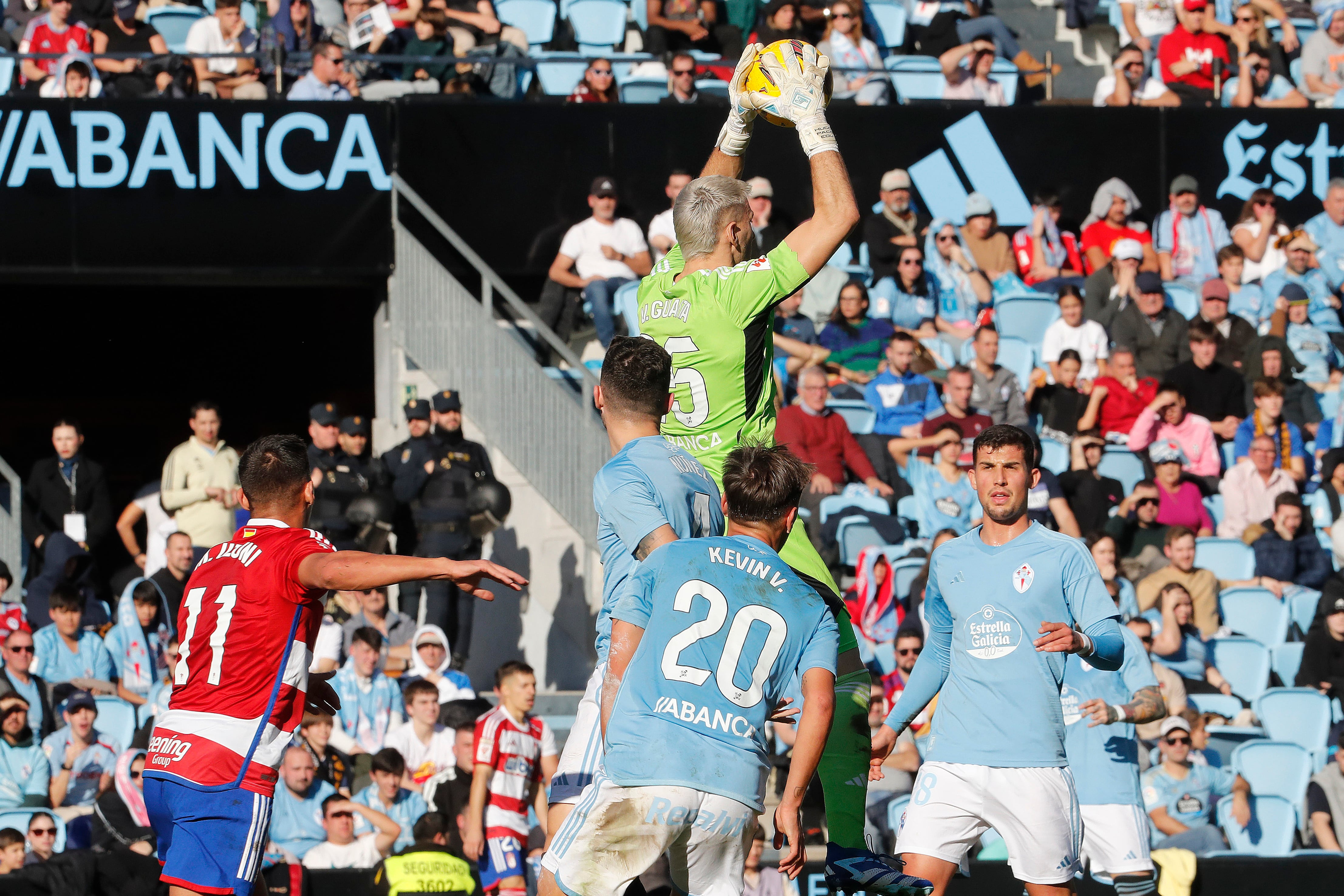 GRAF3420. PONTEVEDRA, 16/12/2023.- El guardameta del Celta Vicente Guaita (c), durante el partido de Primera División que enfrentó a ambos equipos este sábado en el estadio de Balaídos. EFE/Salvador Sas
