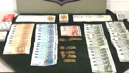 Els diners i el material que els agents han comissat en el desmantellament de les dues partides il·legals de pòquer.