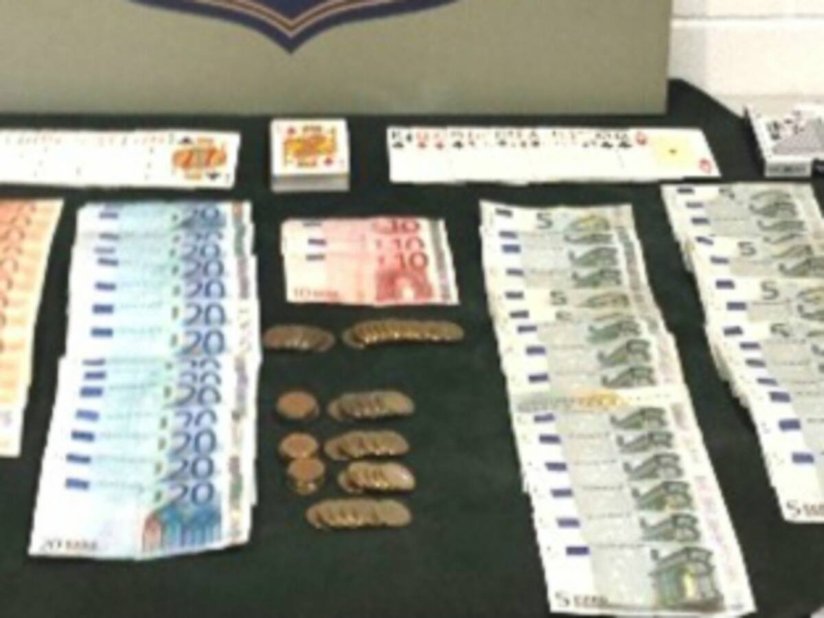 "Posi les mans sobre la taula"