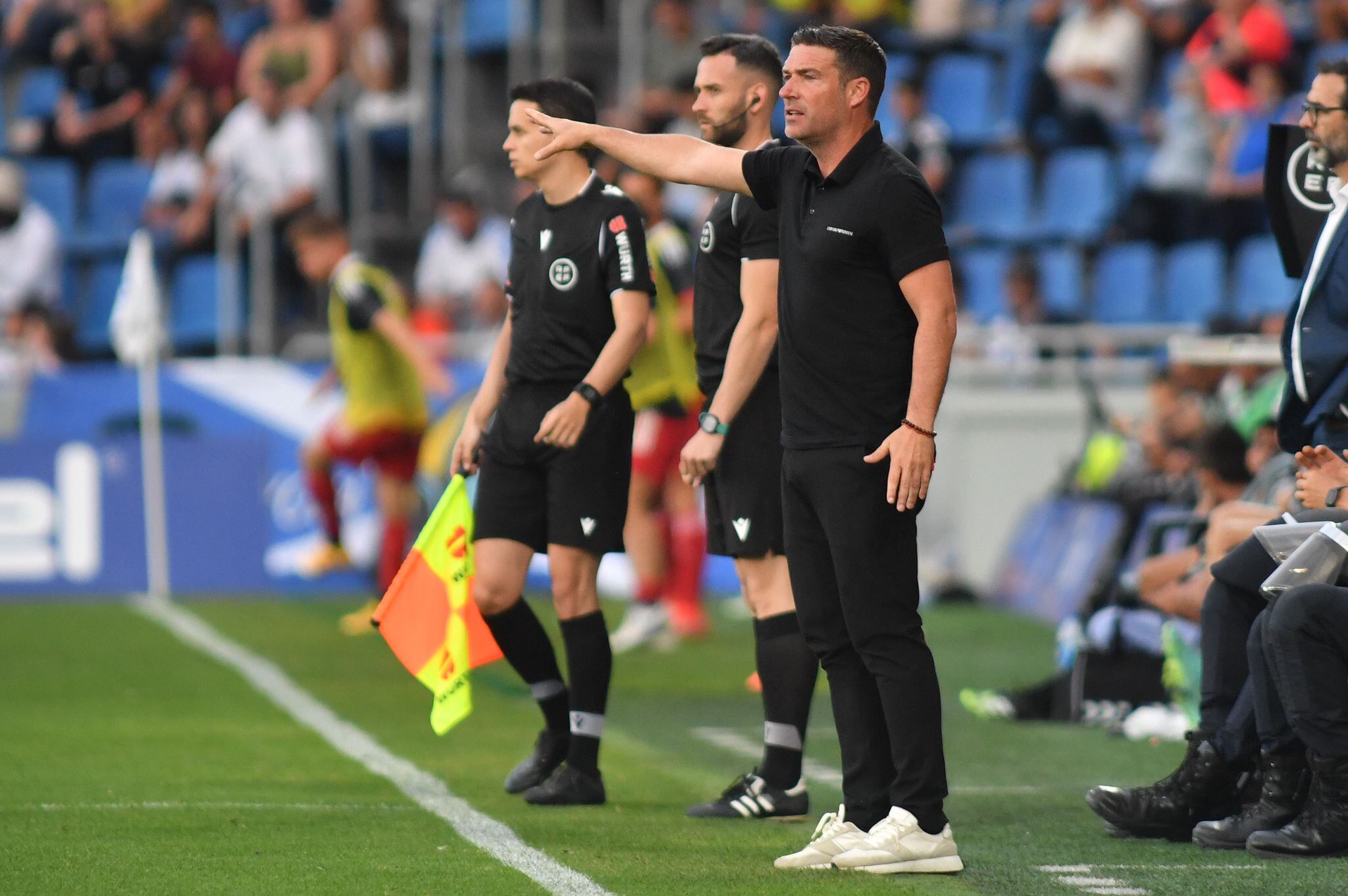 Luis Carrión da instrucciones a sus jugadores en la última jornada de liga