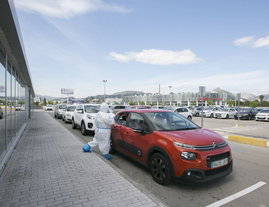 Pruebas del coronavirus a las puertas del hospital de Gandia 