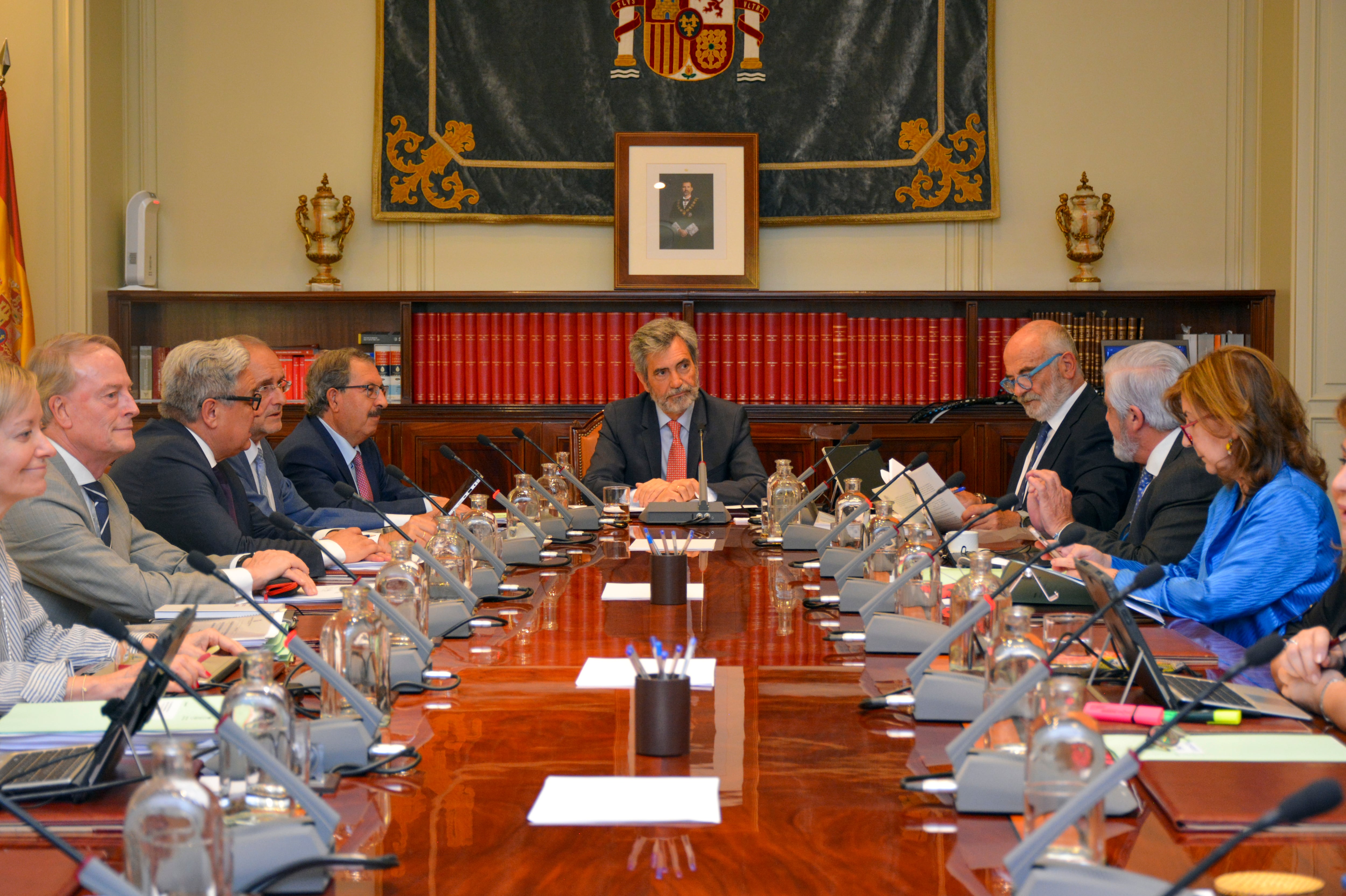 El presidente del Consejo General del Poder Judicial (CGPJ), Carlos Lesmes (c), y el resto de miembros durante la reunión del Pleno del Consejo General del Poder Judicial.