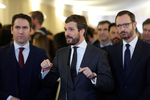 Los diputados del PP, Pablo Casado, Javier Maroto (d) y Teodoro García Egea (i), esta mañana al Congreso de los Diputados.