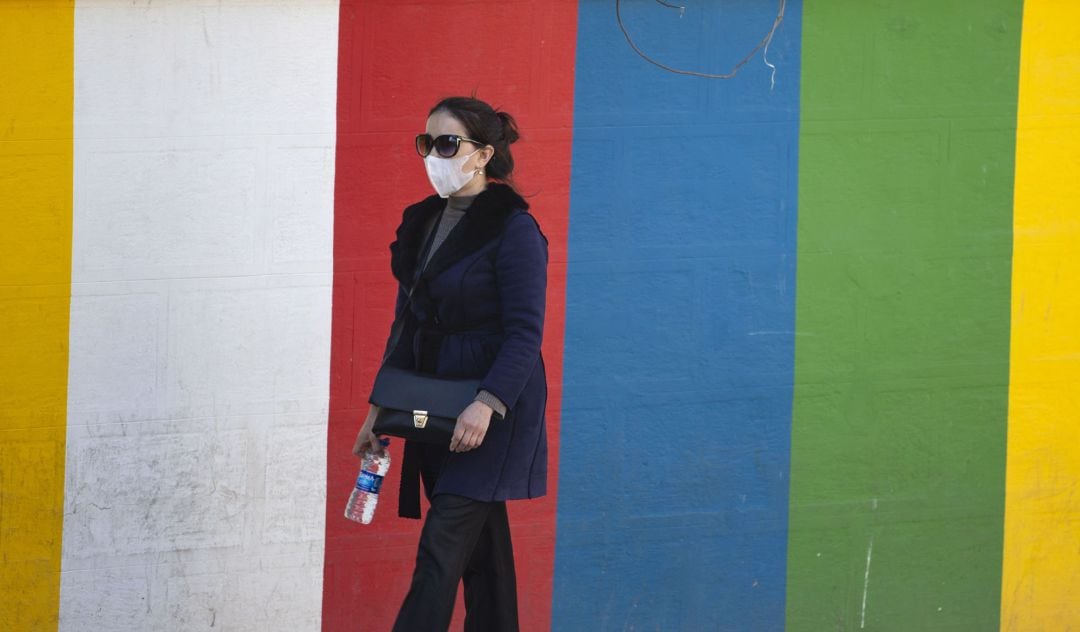 Una mujer con mascarilla, en Turquía. 