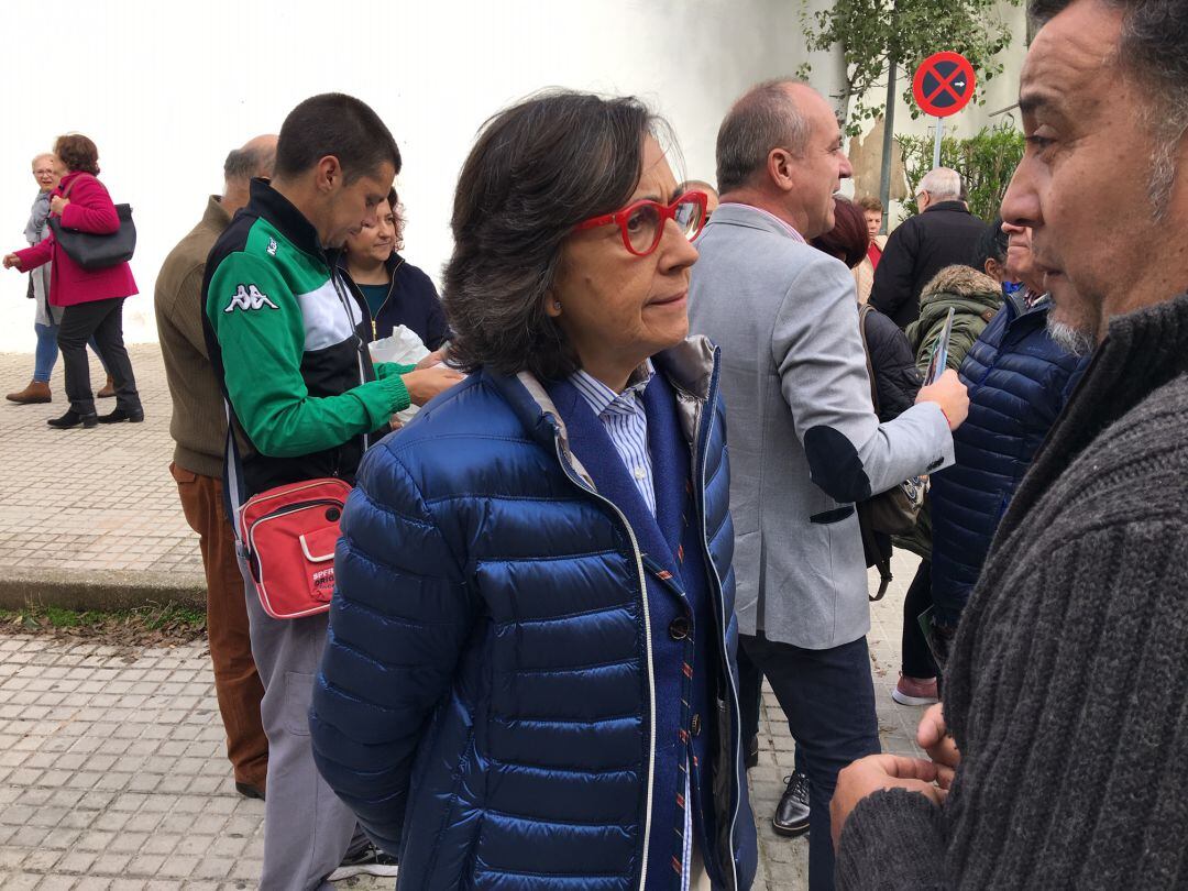 Rosa Aguilar participó en un paseo por el mercadillo de la Fuensanta