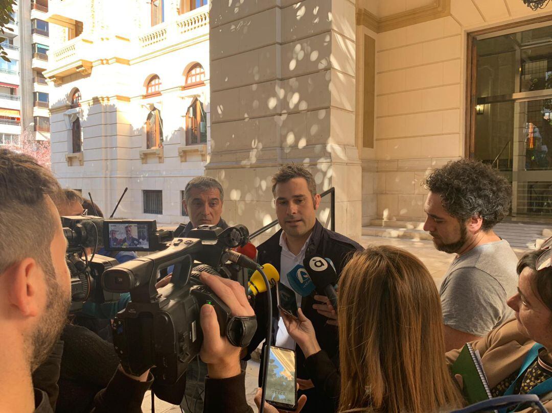 El portavoz de la Diputación, Gerard Fullana, en su comparecencia a las puertas de la institución provincial hoy.