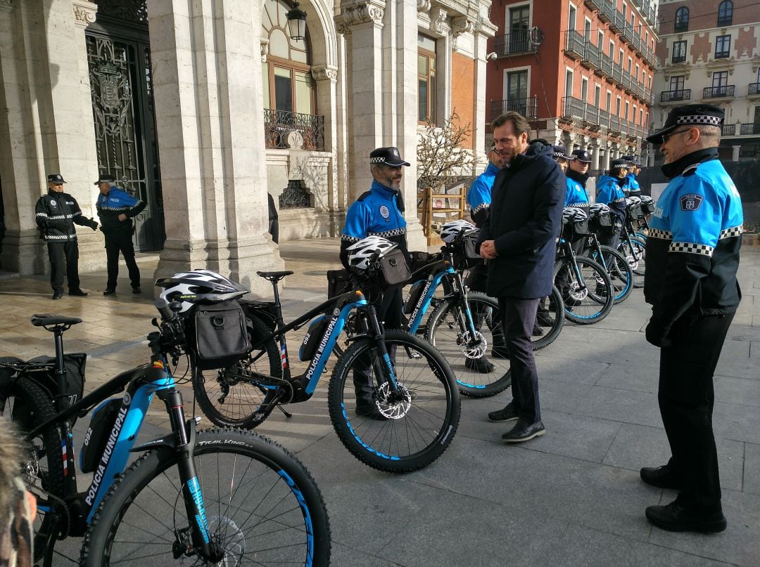 Óscar Puente durante la presentación de las bicicletas para la Policía Municipal