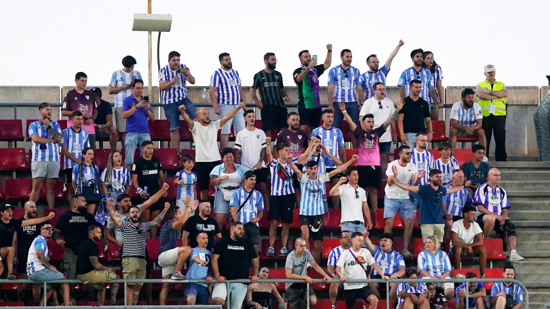 La afición del Málaga estará el lunes en el Estadio de Los Cármenes para el partido contra el Granada