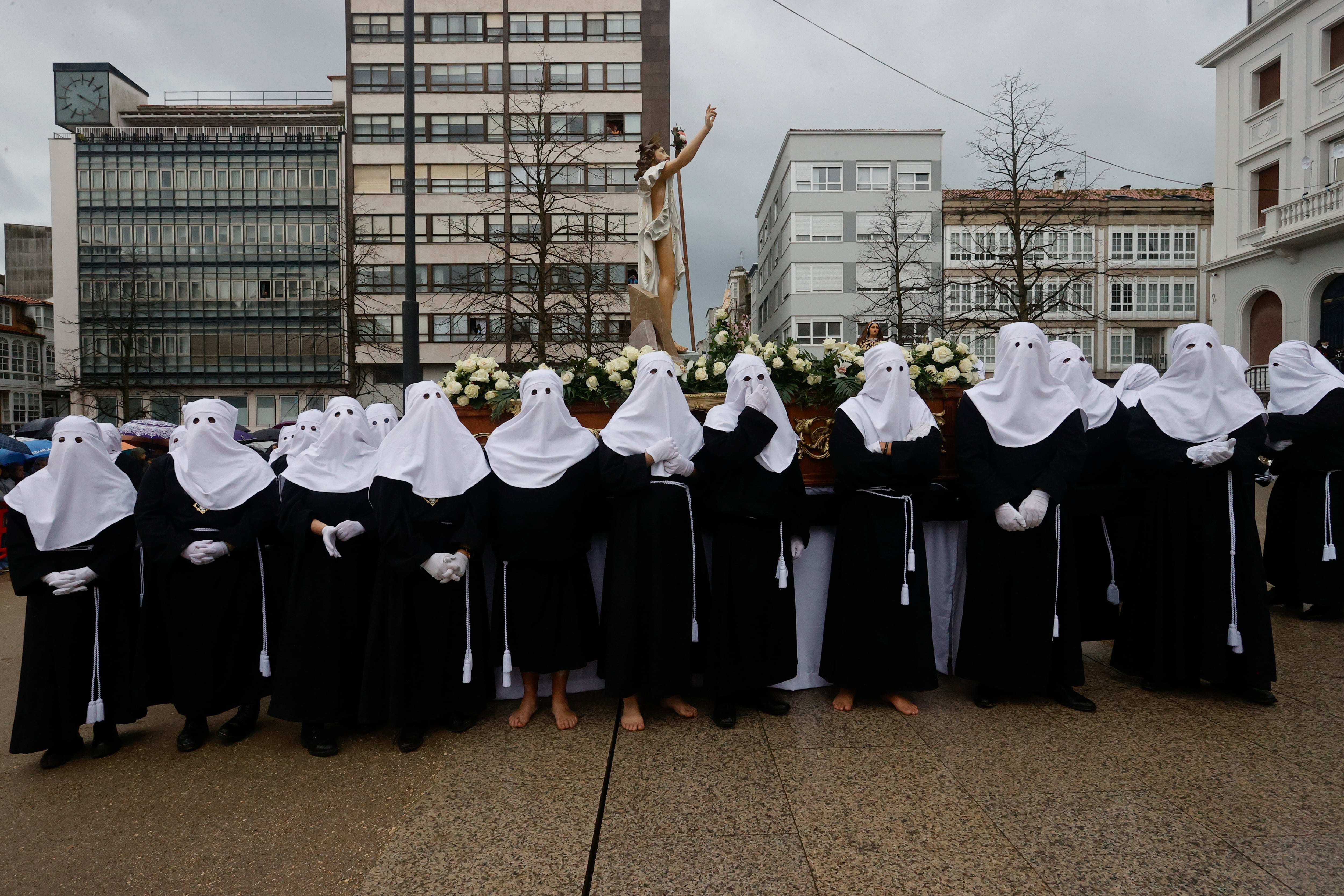 FERROL, 31/03/2024.- Las cofradías de la Soledad, la Merced y las Angustias cierran la Semana Santa de Ferrol con la procesión de la Resurrección, que parte por primera vez desde la plaza de Armas, donde tras el encuentro los cofrades se sacan el capuz en señal de alegría. EFE/ Kiko Delgado.