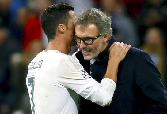 Cristiano Ronaldo saluda al técnico del París Saint-Germain Laurent Blanc después del Real Madrid-PSG