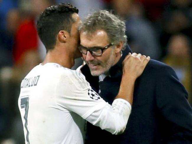 Cristiano Ronaldo saluda al técnico del París Saint-Germain Laurent Blanc después del Real Madrid-PSG