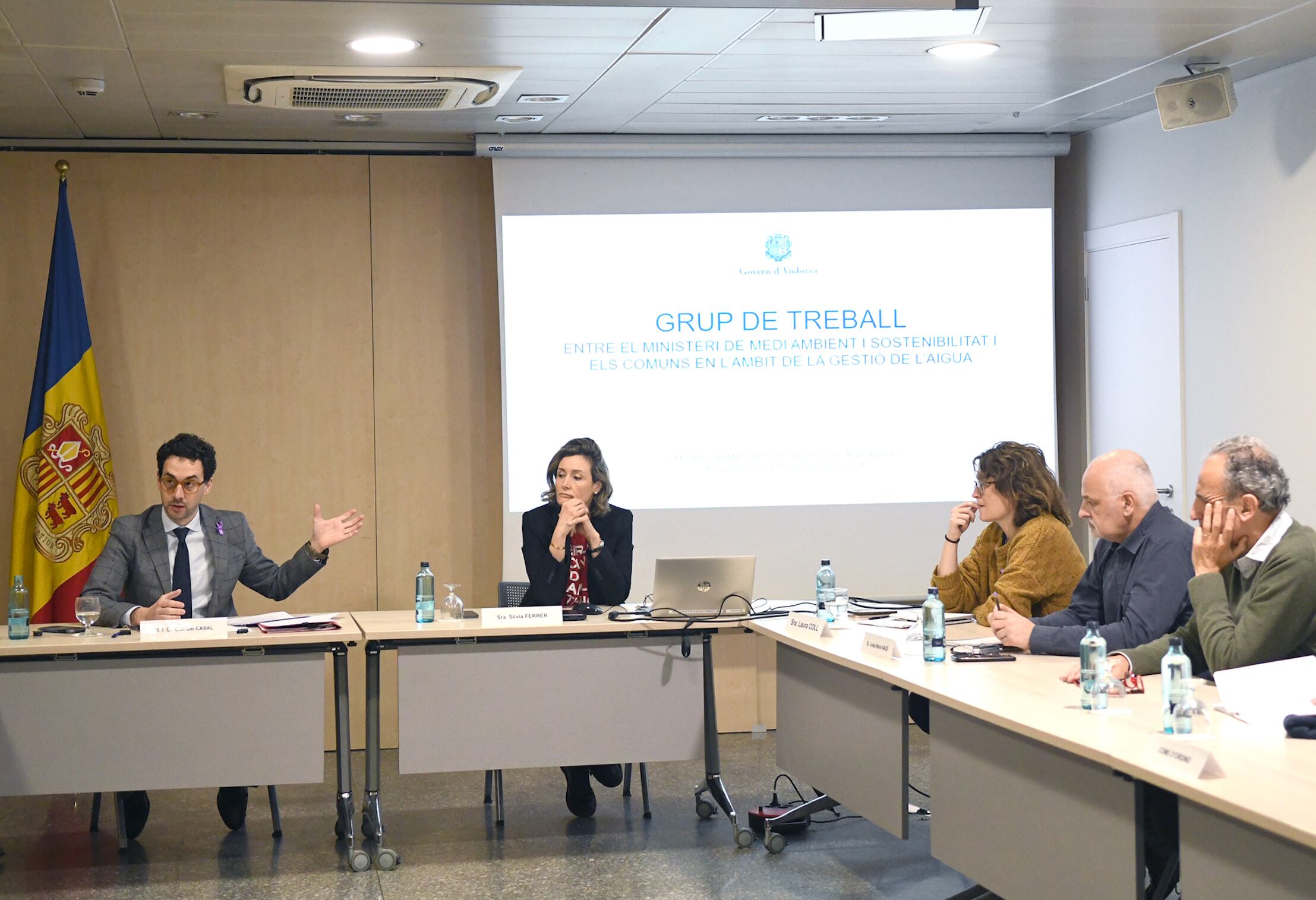 El ministre de Medi Ambient, Agricultura i Ramaderia, Guillem Casal, i altres participants a la taula de treball entre el Govern i els comuns en l'àmbit de l'aigua.