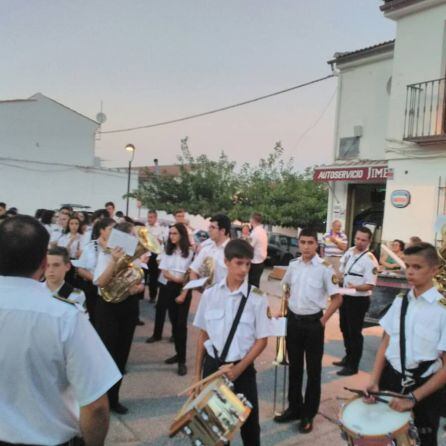 Aunque estaba anunciada la BM Pedro Gámez Laserna, en el barrio de la Constitución, la mayoría de los músicos fueron de la Banda Joven,que ni tan siquiera fueron dirigidos por el director titular