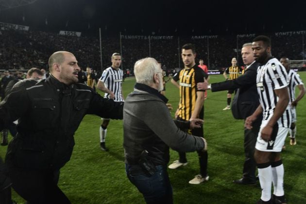 El presidente del PAOK bajó al césped con una pistola en el último duelo ante el AEK