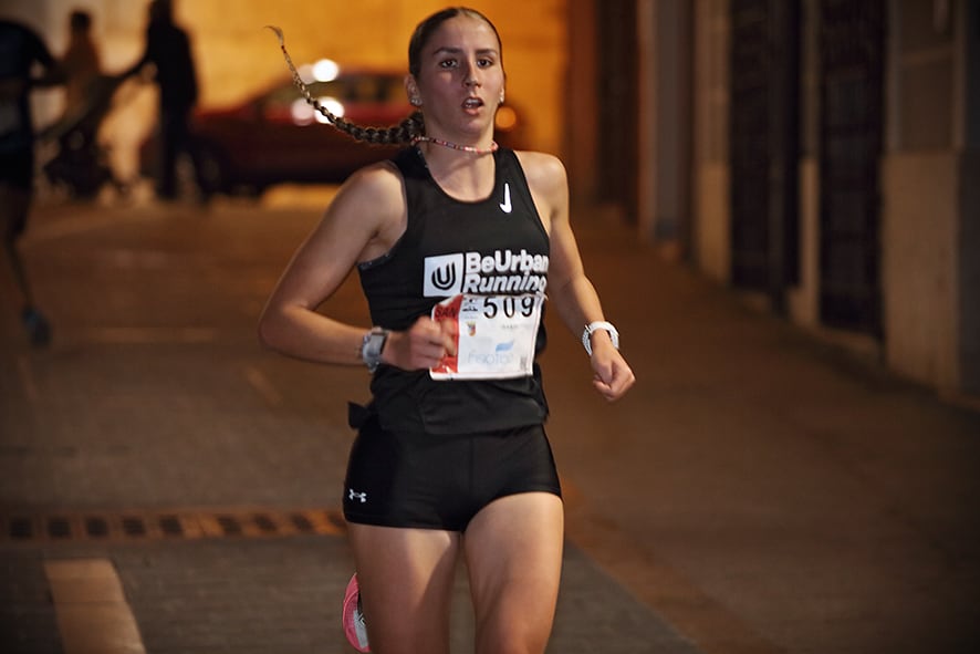 Isabel Navarro, primera atleta en llegar a meta