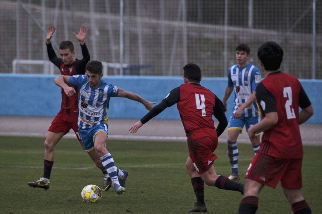 Borja París, durante un lance del último derbi burgalés en El Montecillo frente al filial del Mirandés.