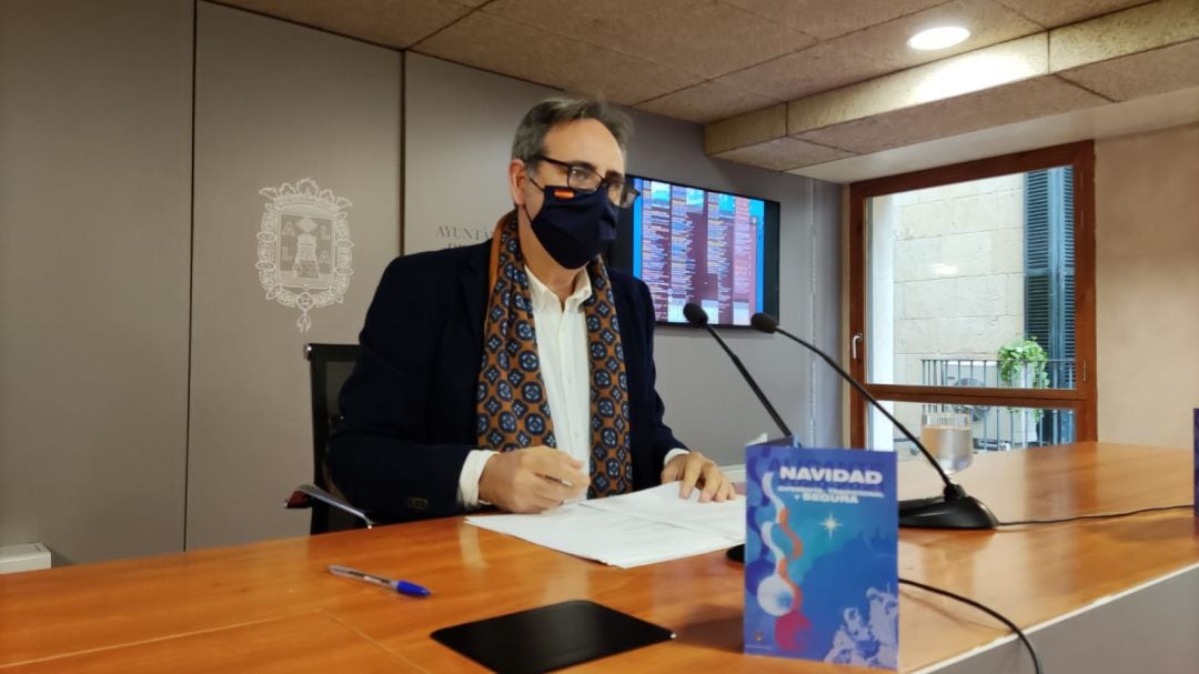 El edil de Fiestas presentando en rueda de prensa el programa de actividades navideñas del Ayuntamiento