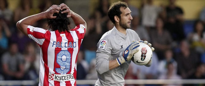 El delantero argentino del Atlético de Madrid Radamel Falcao se lamenta de una ocasión de gol fallada ante el portero del Villarreal C.F. Diego López