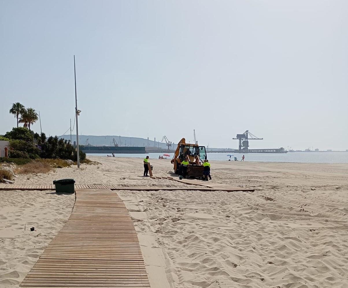 Trabajos en la playa de Palmones