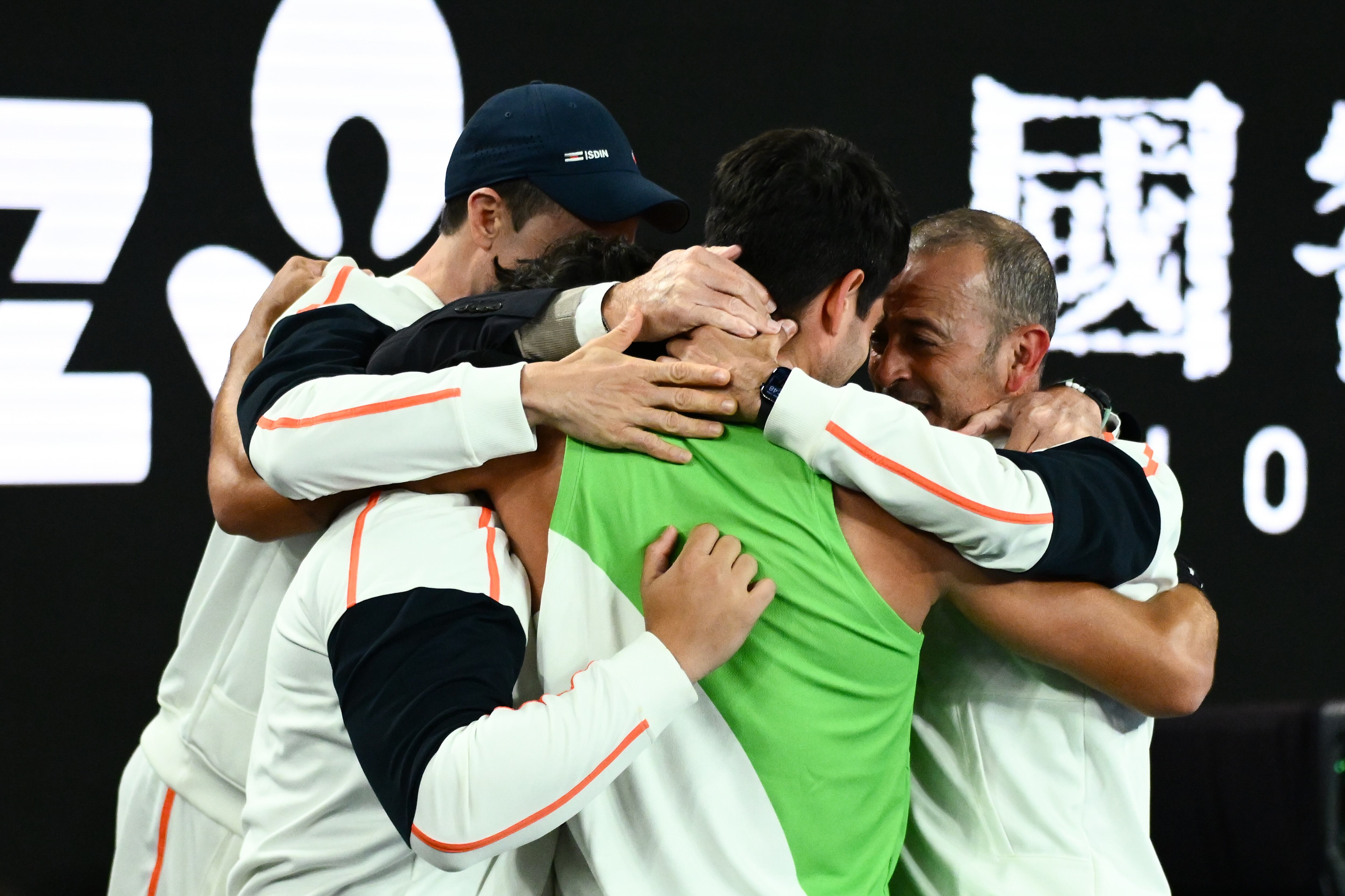 Alcaraz celebra con su equipo tras alzarse con el Open de Australia
