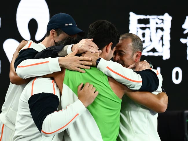 Alcaraz celebra con su equipo tras alzarse con el Open de Australia