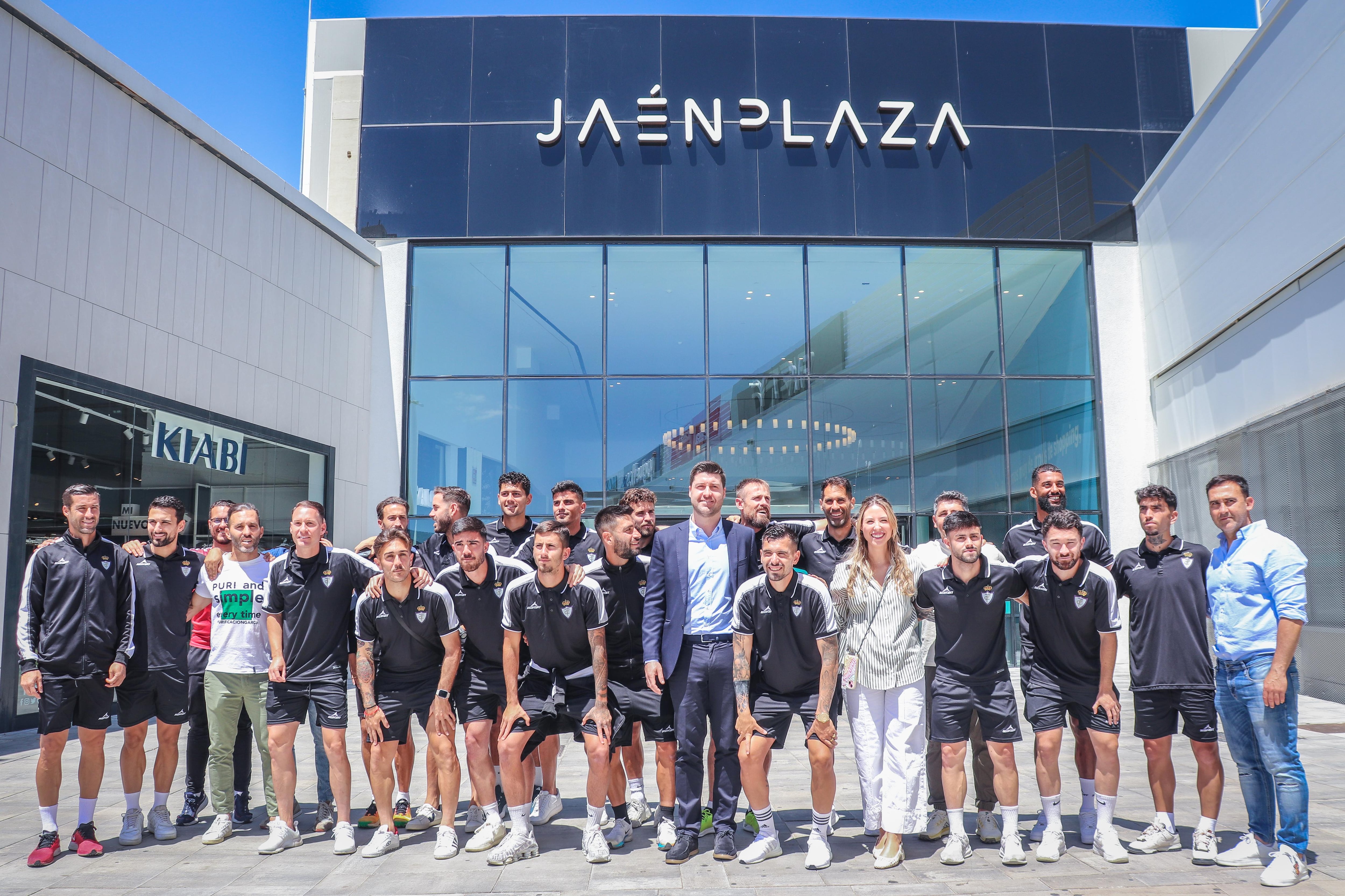 Plantilla del Real Jaén CF en el Centro Comercial Jaén Plaza con responsables del mismo.