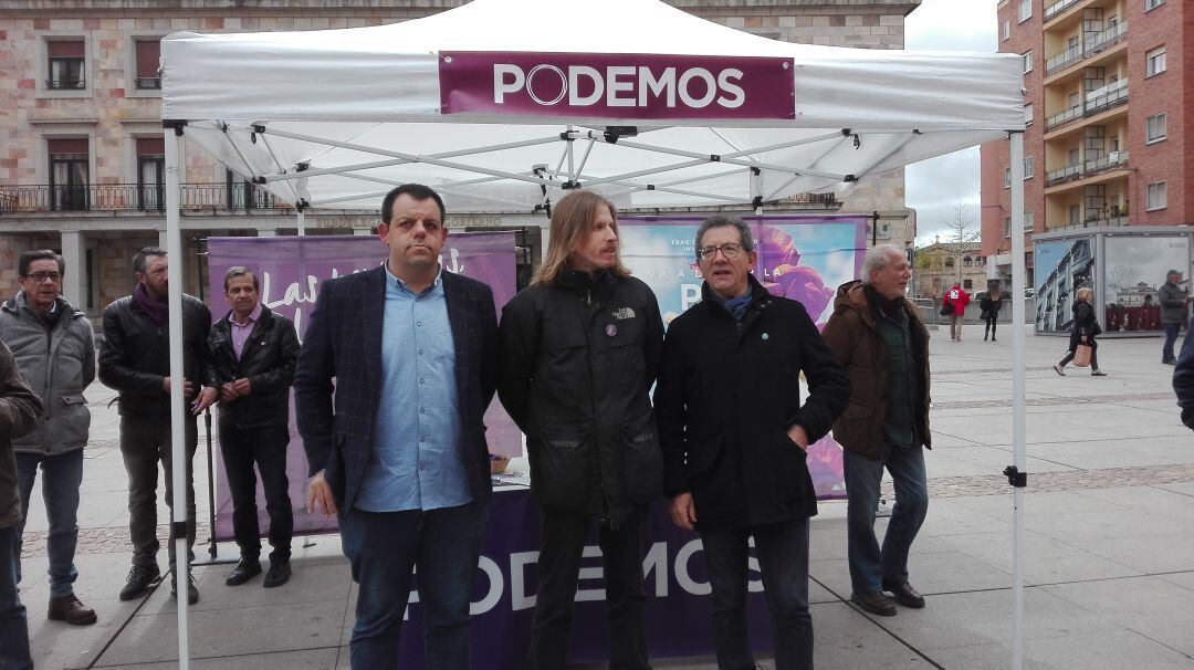 El secretario general de Podemos en Castilal y León, flanquedo por los candidatos de Unidas Podemos al Congreso de los Diputados y al Senado
