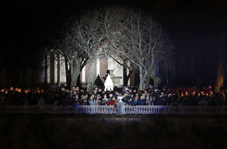 Varias personas asisten al acto central de la inauguración de San Sebastián 2016.