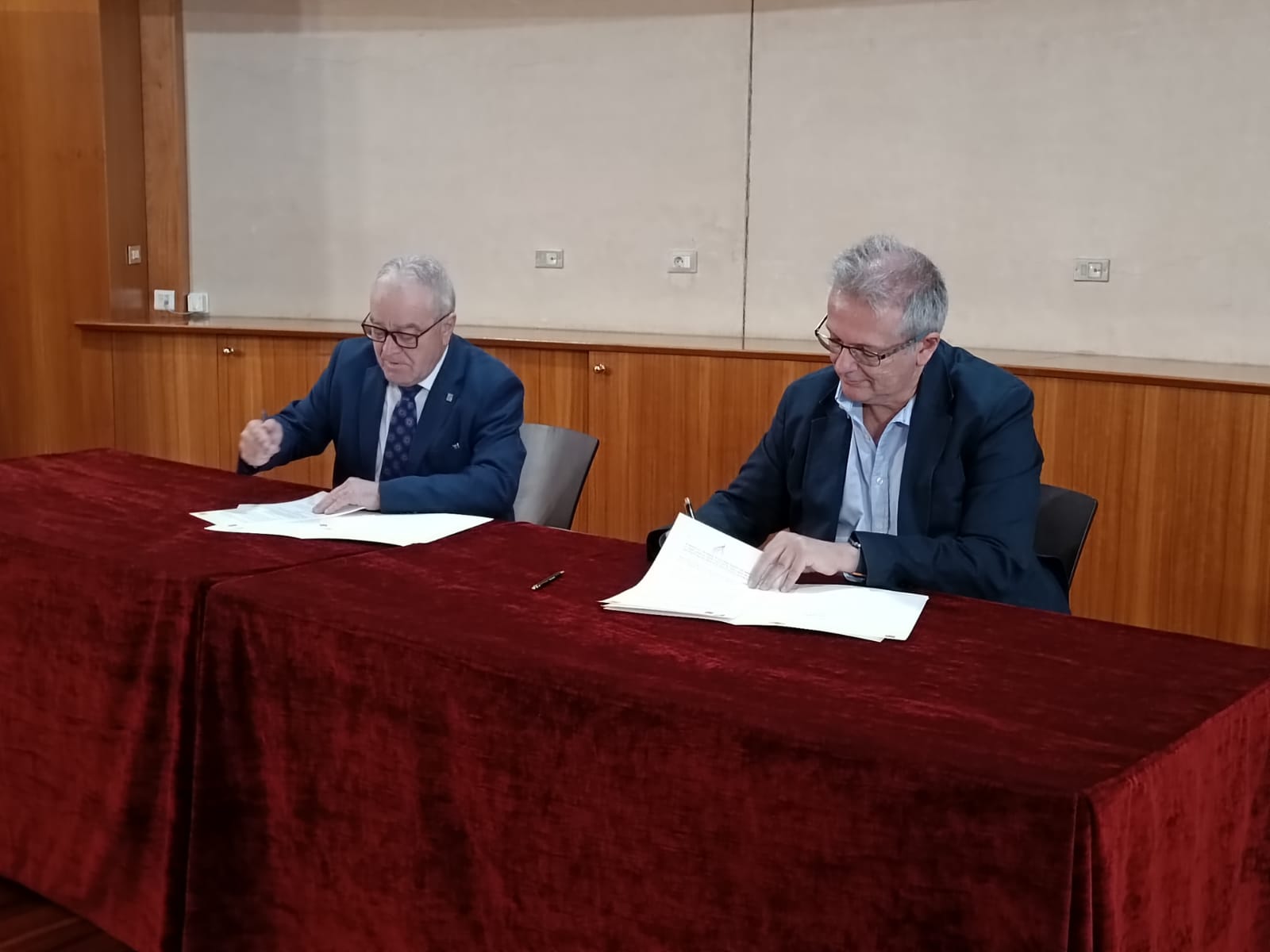 Miguel Gracia y Julio González firmaban el convenio entre la DPH y Correos