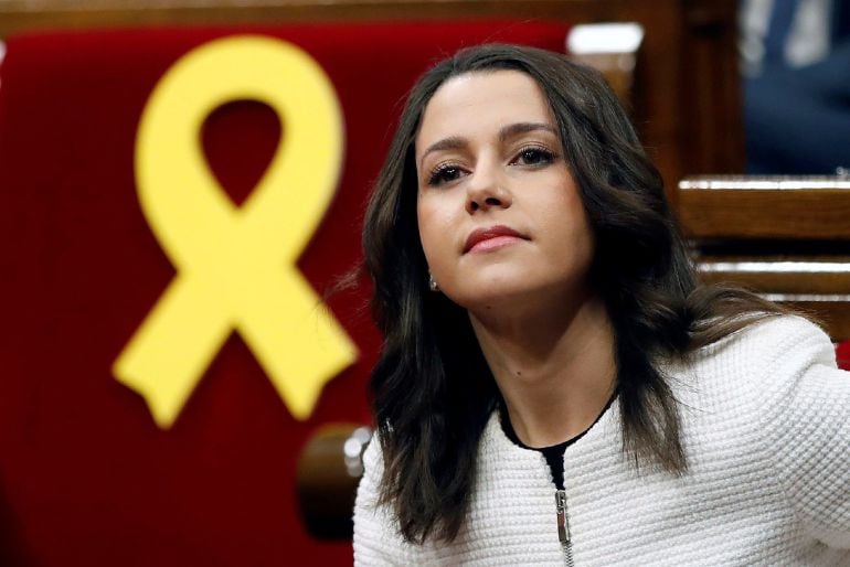 La líder de Ciudadanos, Inés Arrimadas, sentada en su escaño del Parlamento catalán