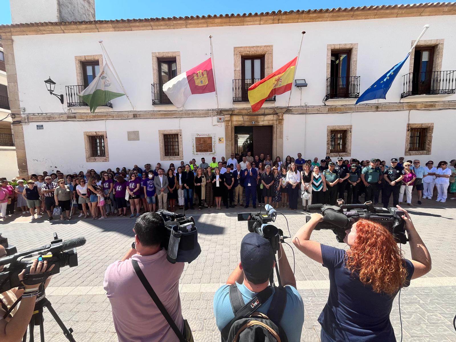 Minuto de silencio por el asesinato machista en Las Pedroñeras de Ammal y sus dos hijos