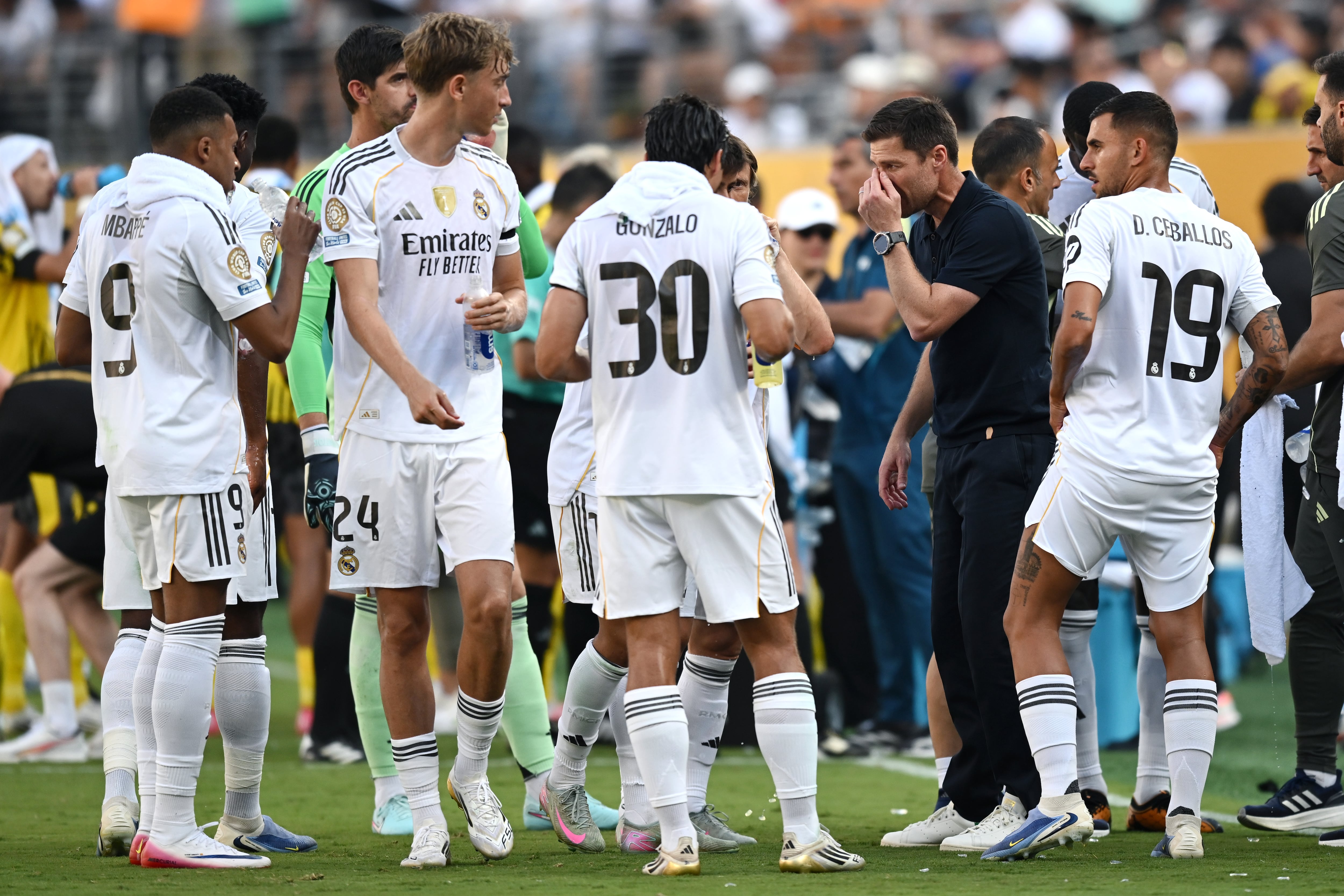 Xabi Alonso da órdenes a los jugadores del Madrid en el Mundial de Clubes