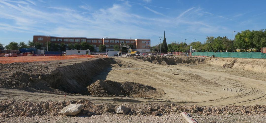 La rotura de una tubería de una calle colindante a inundado las obras del polideportivo San Isidro.