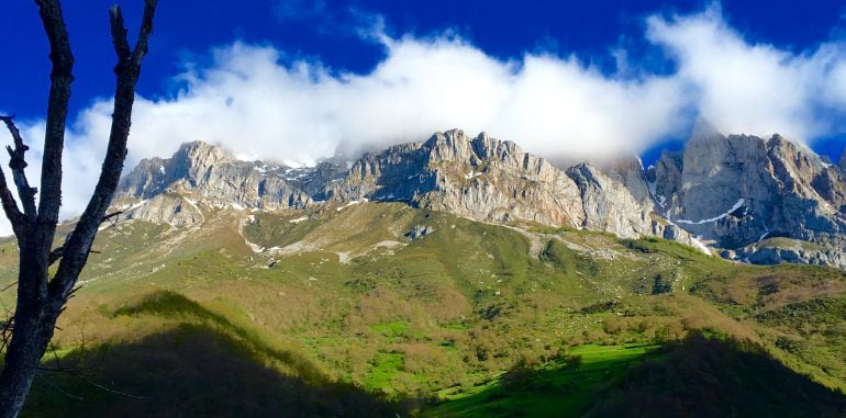 Panorámica de la vertiente leonesa de Picos de Europa en el entorno de Posada de Valdeón