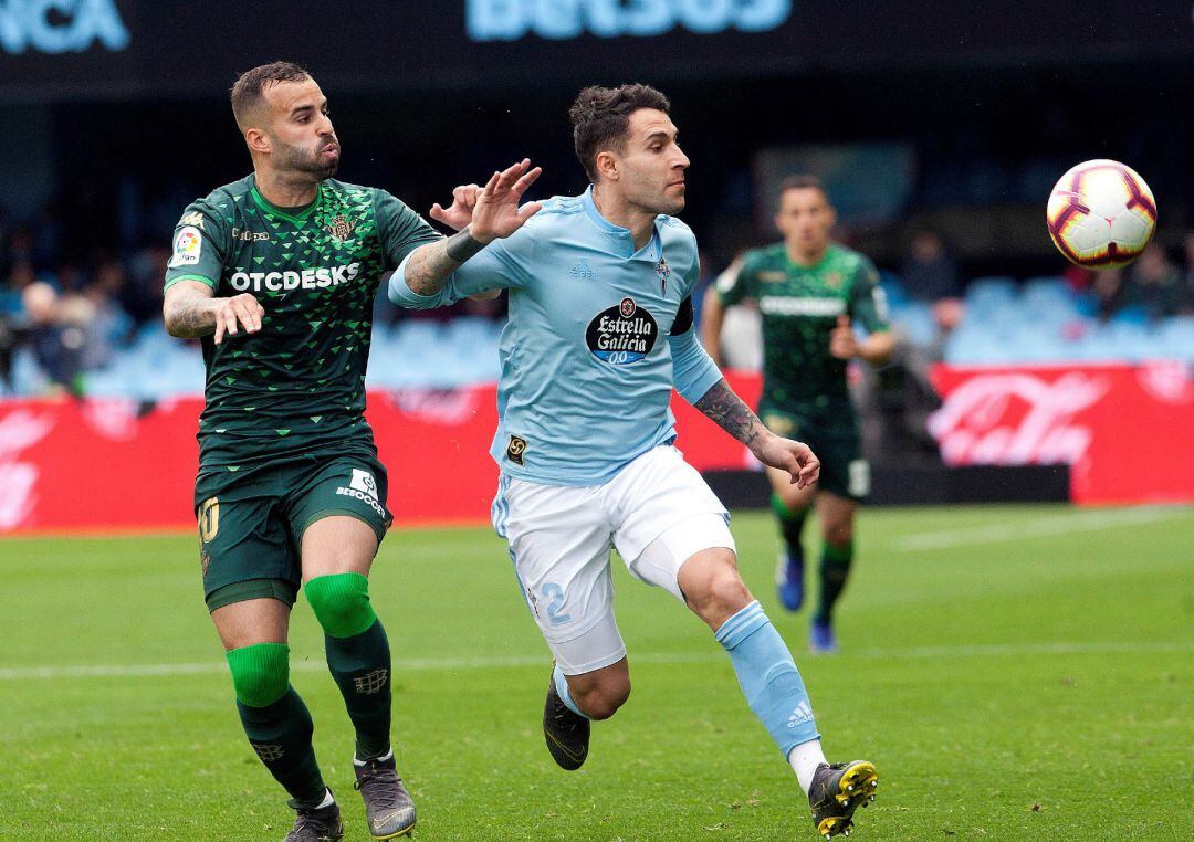 El defensa del Celta Hugo Mallo (d) pelea un balón con el delantero del Betis Jesé Rodríguez